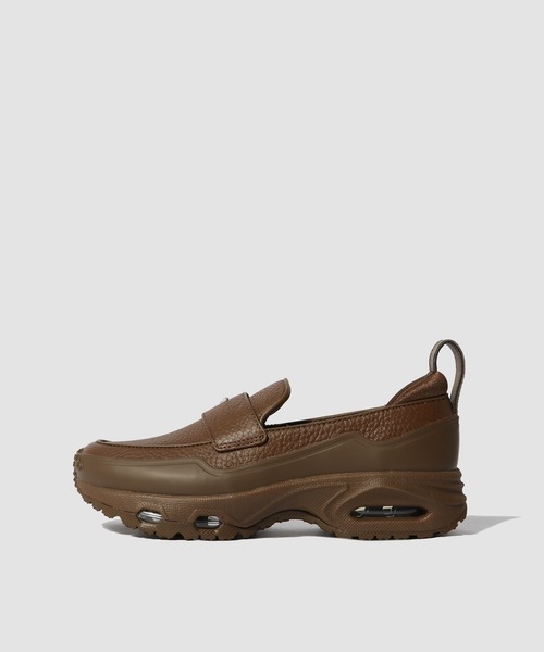 NIKE(ナイキ)の「NIKE / エア マックス フェノメナ(ローファー・レディース・ブラウン・25/24/23)」の1枚目の写真