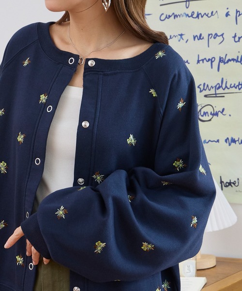MONO-MART(モノマート)の「フラワー刺繍 クルーネック 裏起毛 スウェットカーディガン(カーディガン/ボレロ・レディース・ネイビー/杢グレー/ブラウン/スミクロ・FREE)」の4枚目の写真