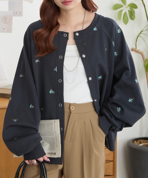 MONO-MART(モノマート)の「フラワー刺繍 クルーネック 裏起毛 スウェットカーディガン(カーディガン/ボレロ・レディース・ネイビー/杢グレー/ブラウン/スミクロ・FREE)」の1枚目の写真