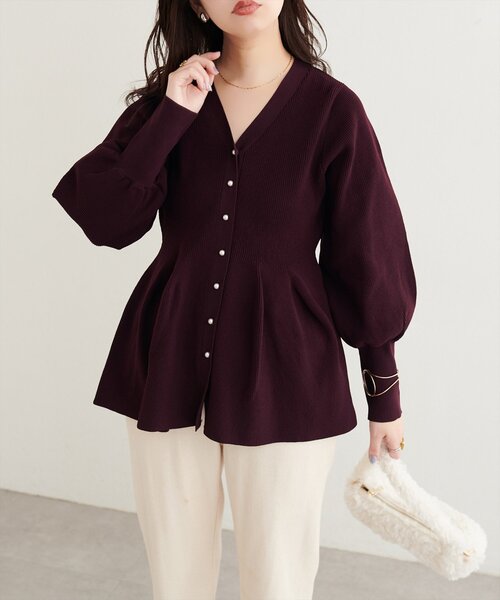 natural couture(ナチュラルクチュール)の「パール釦ペプラムポリニット(ニット/セーター・レディース・ブラック/チャコールグレー/ブルー/ブラウン/ネイビー/ピンクベージュ/パープル系その他/オフホワイト・FREE)」の7枚目の写真