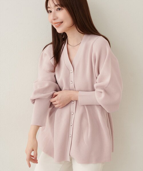 natural couture(ナチュラルクチュール)の「パール釦ペプラムポリニット(ニット/セーター・レディース・ブラック/チャコールグレー/ブルー/ブラウン/ネイビー/ピンクベージュ/パープル系その他/オフホワイト・FREE)」の8枚目の写真