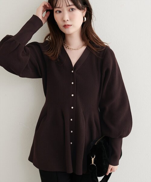 natural couture(ナチュラルクチュール)の「パール釦ペプラムポリニット(ニット/セーター・レディース・ブラック/チャコールグレー/ブルー/ブラウン/ネイビー/ピンクベージュ/パープル系その他/オフホワイト・FREE)」の4枚目の写真