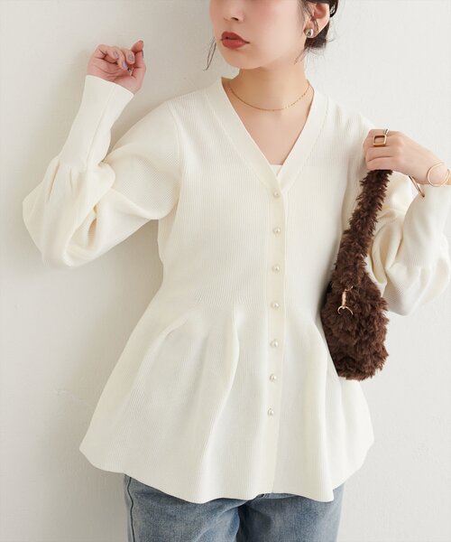 natural couture(ナチュラルクチュール)の「パール釦ペプラムポリニット(ニット/セーター・レディース・ブラック/チャコールグレー/ブルー/ブラウン/ネイビー/ピンクベージュ/パープル系その他/オフホワイト・FREE)」の1枚目の写真