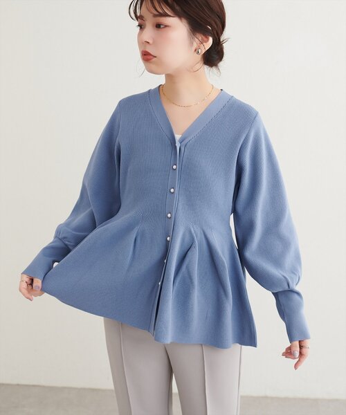natural couture(ナチュラルクチュール)の「パール釦ペプラムポリニット(ニット/セーター・レディース・ブラック/チャコールグレー/ブルー/ブラウン/ネイビー/ピンクベージュ/パープル系その他/オフホワイト・FREE)」の6枚目の写真