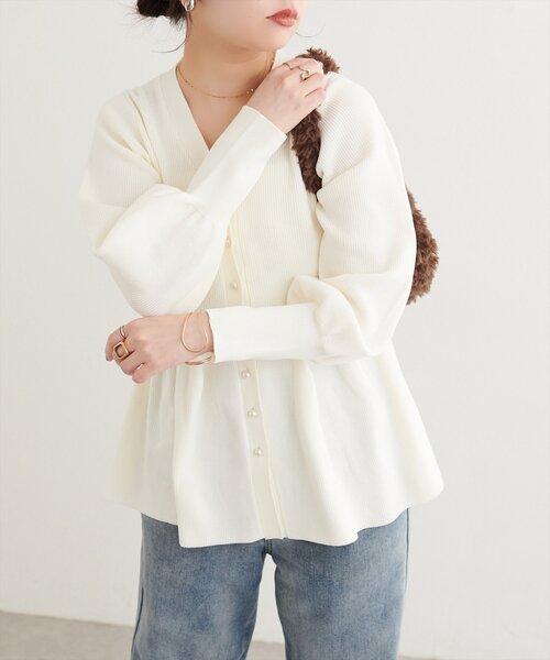 natural couture(ナチュラルクチュール)の「パール釦ペプラムポリニット(ニット/セーター・レディース・ブラック/チャコールグレー/ブルー/ブラウン/ネイビー/ピンクベージュ/パープル系その他/オフホワイト・FREE)」の18枚目の写真