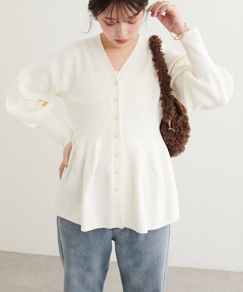 natural couture(ナチュラルクチュール)の「パール釦ペプラムポリニット(ニット/セーター・レディース・ブラック/チャコールグレー/ブルー/ブラウン/ネイビー/ピンクベージュ/パープル系その他/オフホワイト・FREE)」の20枚目の写真