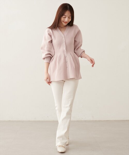 natural couture(ナチュラルクチュール)の「パール釦ペプラムポリニット(ニット/セーター・レディース・ブラック/チャコールグレー/ブルー/ブラウン/ネイビー/ピンクベージュ/パープル系その他/オフホワイト・FREE)」の9枚目の写真