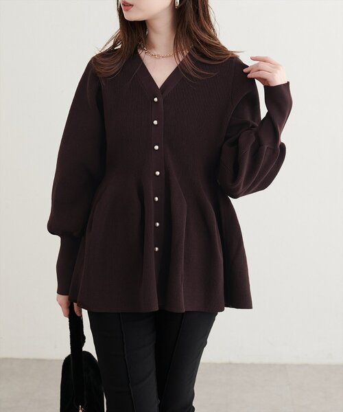 natural couture(ナチュラルクチュール)の「パール釦ペプラムポリニット(ニット/セーター・レディース・ブラック/チャコールグレー/ブルー/ブラウン/ネイビー/ピンクベージュ/パープル系その他/オフホワイト・FREE)」の10枚目の写真