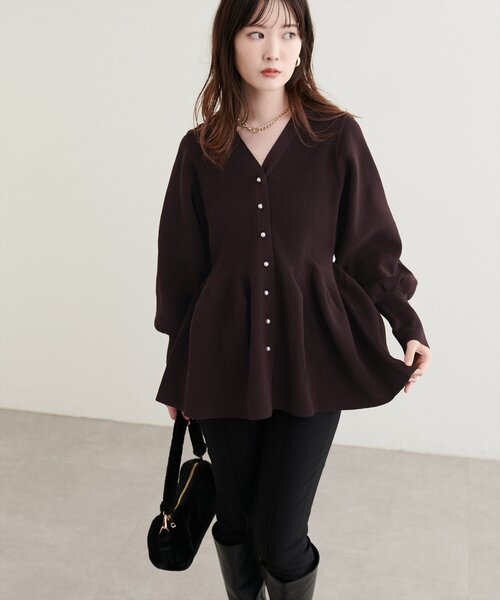 natural couture(ナチュラルクチュール)の「パール釦ペプラムポリニット(ニット/セーター・レディース・ブラック/チャコールグレー/ブルー/ブラウン/ネイビー/ピンクベージュ/パープル系その他/オフホワイト・FREE)」の12枚目の写真