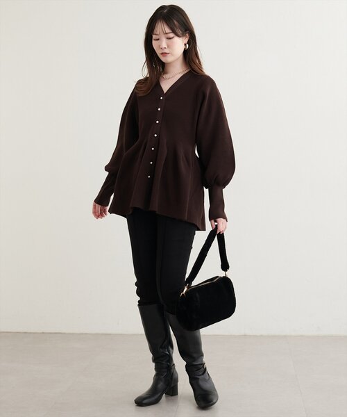 natural couture(ナチュラルクチュール)の「パール釦ペプラムポリニット(ニット/セーター・レディース・ブラック/チャコールグレー/ブルー/ブラウン/ネイビー/ピンクベージュ/パープル系その他/オフホワイト・FREE)」の13枚目の写真