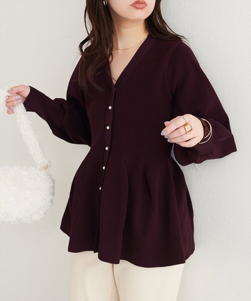 natural couture(ナチュラルクチュール)の「パール釦ペプラムポリニット(ニット/セーター・レディース・ブラック/チャコールグレー/ブルー/ブラウン/ネイビー/ピンクベージュ/パープル系その他/オフホワイト・FREE)」の14枚目の写真