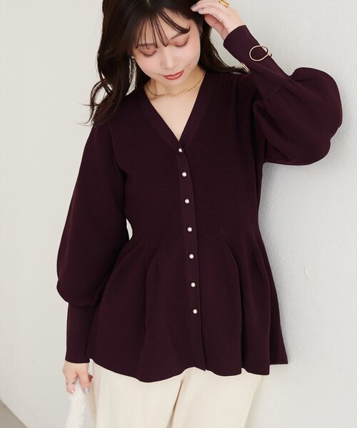 natural couture(ナチュラルクチュール)の「パール釦ペプラムポリニット(ニット/セーター・レディース・ブラック/チャコールグレー/ブルー/ブラウン/ネイビー/ピンクベージュ/パープル系その他/オフホワイト・FREE)」の15枚目の写真
