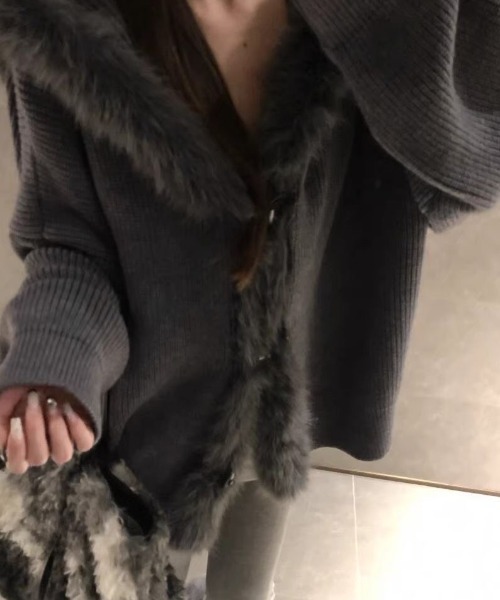 AVYL(アヴィル)の「ファー付きフードニットトグルカーディガン(カーディガン/ボレロ・レディース・グレー・M)」の9枚目の写真
