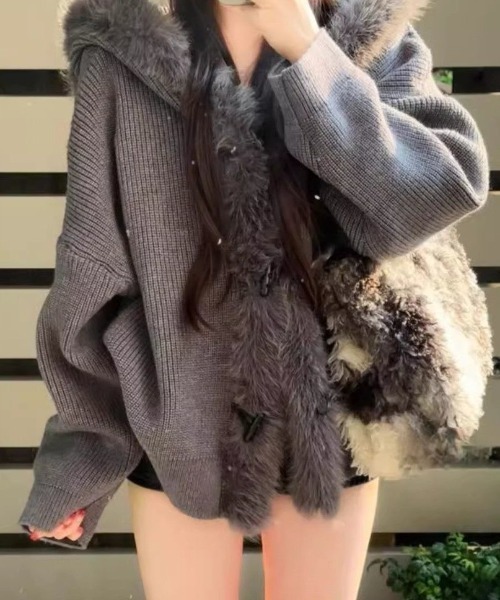 AVYL(アヴィル)の「ファー付きフードニットトグルカーディガン(カーディガン/ボレロ・レディース・グレー・M)」の6枚目の写真
