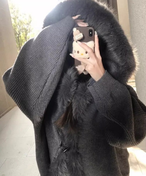 AVYL(アヴィル)の「ファー付きフードニットトグルカーディガン(カーディガン/ボレロ・レディース・グレー・M)」の7枚目の写真