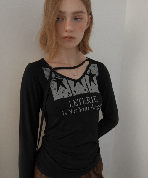 LETERIE(レテリー)の「GRAPHIC V-NECK LONG SLEEVE TEE_BLACK(Tシャツ/カットソー・レディース・ブラック・FREE)」の2枚目の写真
