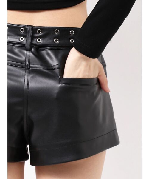 GYDA(ジェイダ)の「bijou designフェイクレザーショートパンツ(その他パンツ・レディース・ブラック・MEDIUM/SMALL)」の6枚目の写真