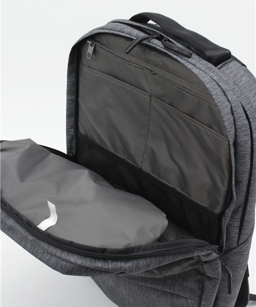 incase(インケース)の「CL55569 City Collection Backpack(バックパック/リュック・メンズ・グレー・ONE SIZE)」の3枚目の写真