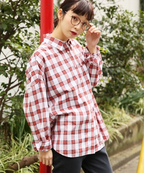 LOWRYS FARM(ローリーズファーム)の「BIGシャツ 784115 (シャツ/ブラウス・レディース・オフホワイト/ネイビー/レッド/ブラック・LARGE/MEDIUM)」の4枚目の写真