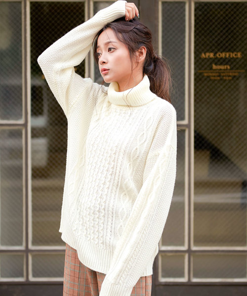 KOBE LETTUCE（コウベレタス）の「選べる2TYPE[Vネック/タートルネック]ゆるシルエットケーブルニットトップス＊レディース/セーター/長袖[C3274]神戸レタス（ニット/セーター・レディース・アイボリー/グレイッシュベージュ/キャメル/モスグリーン/パープル/チャコールグレー/ネイビー/ホワイト系その他/ベージュ系その他/イエロー系その他/グリーン系その他/パープル系その他/グレー系その他/ブルー系その他・FREE）」の3枚目の写真