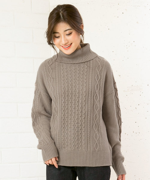 KOBE LETTUCE（コウベレタス）の「選べる2TYPE[Vネック/タートルネック]ゆるシルエットケーブルニットトップス＊レディース/セーター/長袖[C3274]神戸レタス（ニット/セーター・レディース・アイボリー/グレイッシュベージュ/キャメル/モスグリーン/パープル/チャコールグレー/ネイビー/ホワイト系その他/ベージュ系その他/イエロー系その他/グリーン系その他/パープル系その他/グレー系その他/ブルー系その他・FREE）」の5枚目の写真