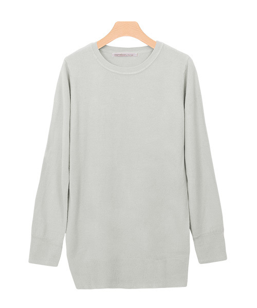 Pierrot（ピエロ）の「お家で洗えるクルーネックカシミアタッチニットチュニック（ニット/セーター・レディース・ブラック/パープル/ネイビー/グレー/オフホワイト/インディゴブルー/マスタード/グレー系その他/ブラウン系その他/グリーン系その他/ブルー系その他/ピンク系その他/バーガンディー/レッド系その他/ライトピンク/グレイッシュベージュ/ブラウン系その他3/ブラウン系その他2・M/L）」の4枚目の写真