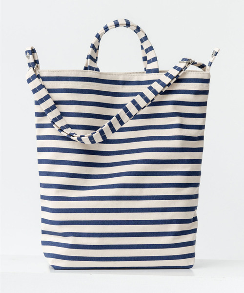 BAGGU（バグー）の「DUCK BAG 26.ホワイト×ネイビー（トートバッグ・レディース・ホワイト×ネイビー・FREE）」の5枚目の写真