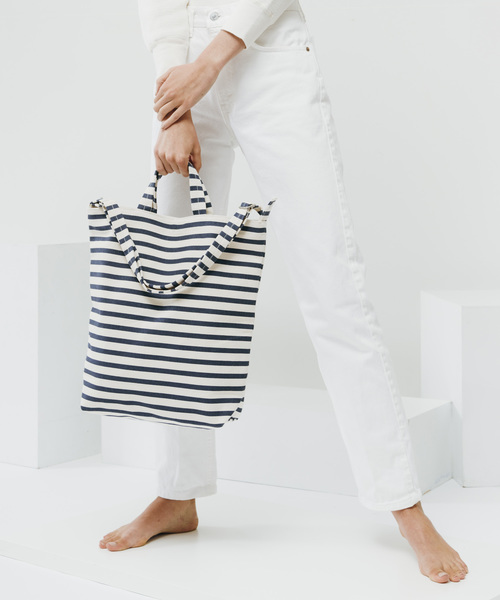 BAGGU（バグー）の「DUCK BAG 26.ホワイト×ネイビー（トートバッグ・レディース・ホワイト×ネイビー・FREE）」の2枚目の写真