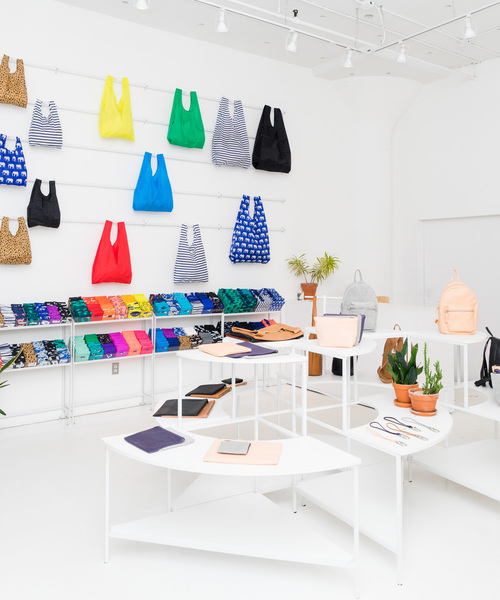 BAGGU（バグー）の「DUCK BAG 26.ホワイト×ネイビー（トートバッグ・レディース・ホワイト×ネイビー・FREE）」の3枚目の写真