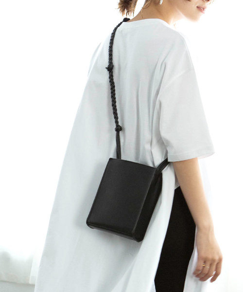 marjour(マージュール)の「SQUARE SHOULDER BAG(ショルダーバッグ・レディース・ブラック・FREE)」の1枚目の写真