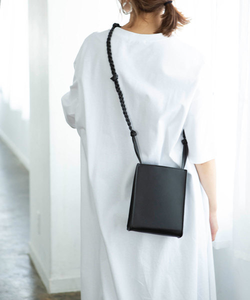 marjour(マージュール)の「SQUARE SHOULDER BAG(ショルダーバッグ・レディース・ブラック・FREE)」の3枚目の写真