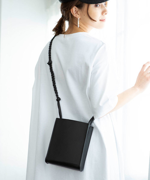 marjour(マージュール)の「SQUARE SHOULDER BAG(ショルダーバッグ・レディース・ブラック・FREE)」の4枚目の写真