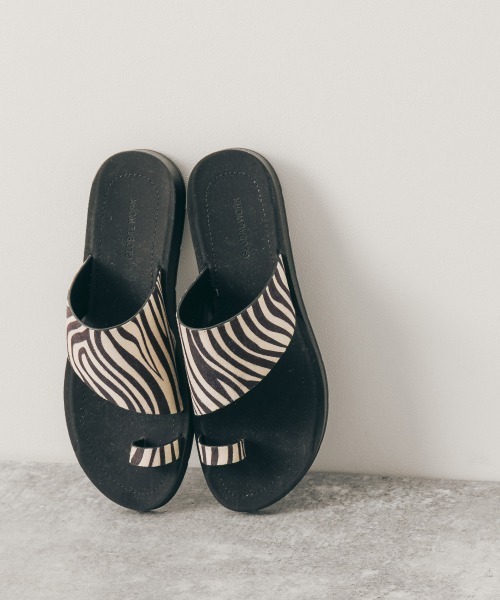 GLOBAL WORK(グローバルワーク)の「らくっショントングサンダル/865571(サンダル・レディース・ブラック/ブラウン/ゼブラ/ライトベージュ/パイソン/アイボリー/ブラウン系その他2/ベージュ/ブラウン系その他/キャメル/グリーン系その他4/ライトグレー・SMALL/MEDIUM/LARGE/X-LARGE)」の11枚目の写真