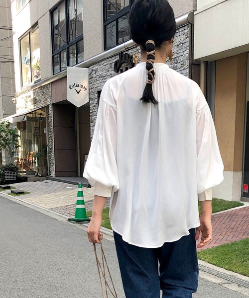 LHELBIE(レルビエ)の「ギャザーボリュームシャツブラウス(シャツ/ブラウス・レディース・ブラック/オフホワイト/ブルー・M)」の4枚目の写真