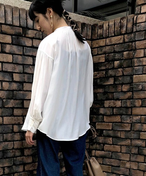 LHELBIE(レルビエ)の「ギャザーボリュームシャツブラウス(シャツ/ブラウス・レディース・ブラック/オフホワイト/ブルー・M)」の5枚目の写真
