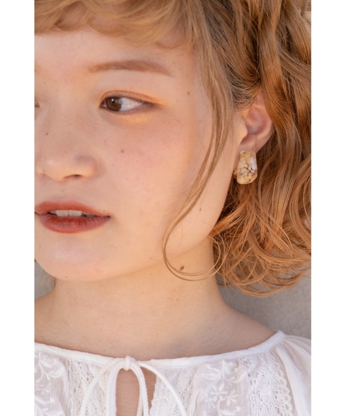 CHACO （FLOWER ACCESSORY）（チャコ）の「CHACO/ かすみ草の原石風イヤリング（イヤリング・レディース・キナリ・FREE）」の4枚目の写真