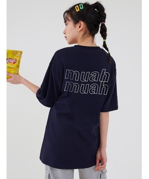 muahmuah（ムーアムーア）の「『muah muah/ムーアムーア』VIVID LOGO HALF T-SHIRT/ヴィヴィッドロゴ 半袖Tシャツ（Tシャツ/カットソー・レディース・ブルー/ピンク/ネイビー/ブラック/ライトグリーン/イエロー/ライトパープル/ホワイト/パープル・FREE）」の4枚目の写真