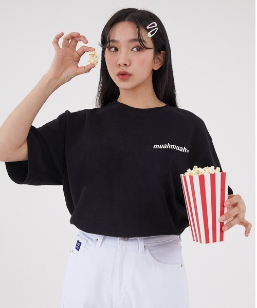 muahmuah（ムーアムーア）の「『muah muah/ムーアムーア』VIVID LOGO HALF T-SHIRT/ヴィヴィッドロゴ 半袖Tシャツ（Tシャツ/カットソー・レディース・ブルー/ピンク/ネイビー/ブラック/ライトグリーン/イエロー/ライトパープル/ホワイト/パープル・FREE）」の16枚目の写真