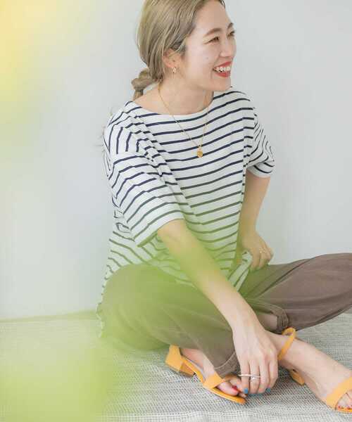 ITEMS URBANRESEARCH(アイテムズ アーバンリサーチ)の「ボートネックボーダーTシャツ(Tシャツ/カットソー・レディース・ベージュ/チャコールグレー/オフホワイト・FREE)」の2枚目の写真