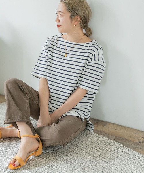 ITEMS URBANRESEARCH(アイテムズ アーバンリサーチ)の「ボートネックボーダーTシャツ(Tシャツ/カットソー・レディース・ベージュ/チャコールグレー/オフホワイト・FREE)」の4枚目の写真