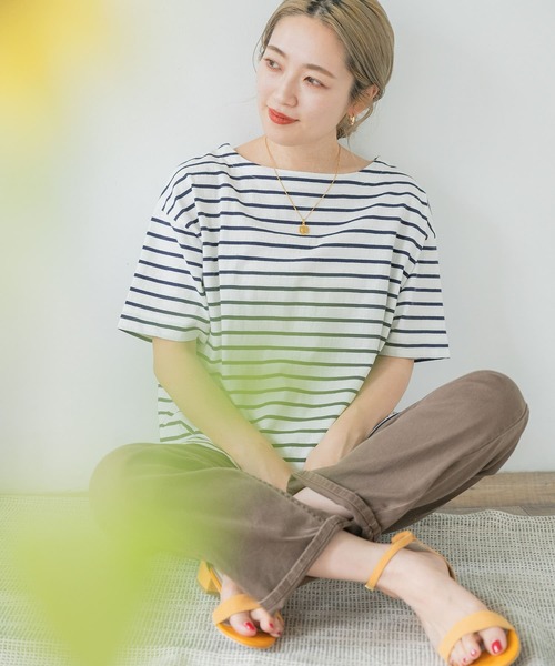 ITEMS URBANRESEARCH(アイテムズ アーバンリサーチ)の「ボートネックボーダーTシャツ(Tシャツ/カットソー・レディース・ベージュ/チャコールグレー/オフホワイト・FREE)」の6枚目の写真