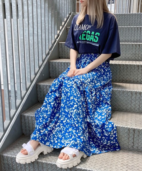 Figments（フィグメンツ）の「花柄ティアードロングスカート（スカート・レディース・ブルー/ブラック・FREE）」の2枚目の写真