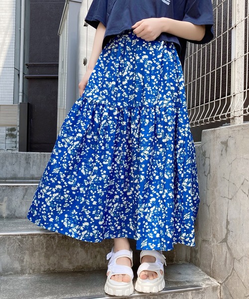Figments（フィグメンツ）の「花柄ティアードロングスカート（スカート・レディース・ブルー/ブラック・FREE）」の8枚目の写真