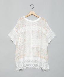 レースが交差するTシャツ