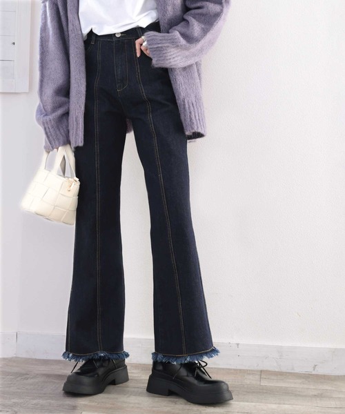 最旬美脚デニム。裾フリンジデニムセミフレアパンツ