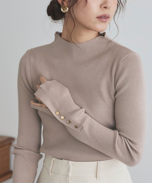 titivate（ティティベイト）の「ボトルネックゴールド釦デザインニット（ニット/セーター・レディース・ブラック/ダークブラウン/オフホワイト/グレイッシュベージュ/アイボリー/ライトブラウン・S/M/L）」の6枚目の写真