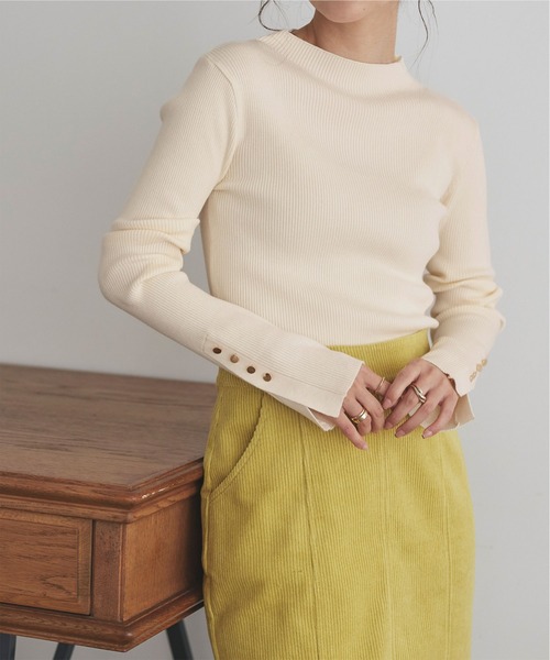 titivate（ティティベイト）の「ボトルネックゴールド釦デザインニット（ニット/セーター・レディース・ブラック/ダークブラウン/オフホワイト/グレイッシュベージュ/アイボリー/ライトブラウン・S/M/L）」の3枚目の写真