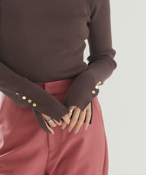 titivate（ティティベイト）の「ボトルネックゴールド釦デザインニット（ニット/セーター・レディース・ブラック/ダークブラウン/オフホワイト/グレイッシュベージュ/アイボリー/ライトブラウン・S/M/L）」の16枚目の写真