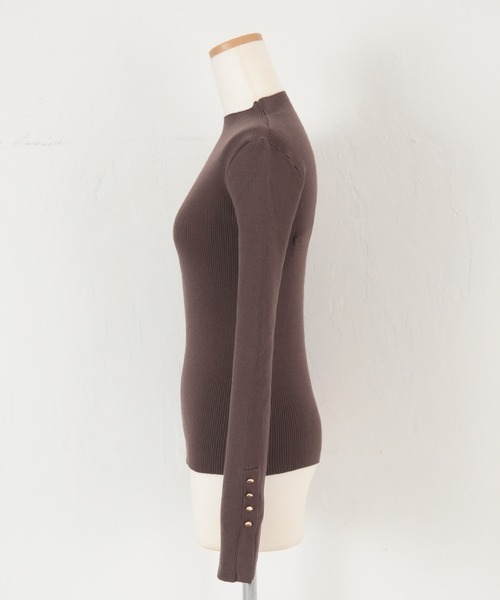 titivate（ティティベイト）の「ボトルネックゴールド釦デザインニット（ニット/セーター・レディース・ブラック/ダークブラウン/オフホワイト/グレイッシュベージュ/アイボリー/ライトブラウン・S/M/L）」の8枚目の写真