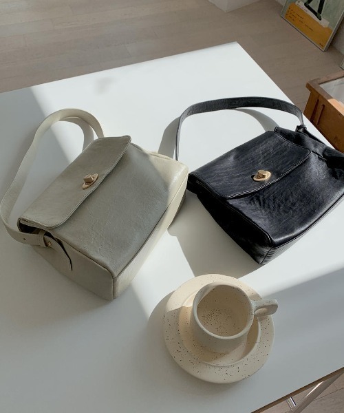 mood for a day（ムードフォーアデイ）の「mana bag / マットレザーショルダーバック（ショルダーバッグ・レディース・ブラック/クリーム・FREE）」の2枚目の写真